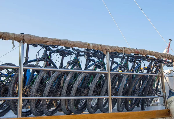 Grupo Bicicletas Montanha Estacionadas Barco — Fotografia de Stock