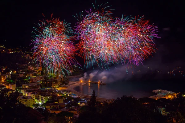 Recco, İtalya için güzel ve piroteknik havai fişek / Fireworks uygulamasında Recco, Genoa, İtalya