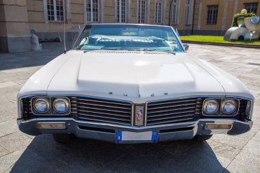 Cenova, İtalya 3 Haziran 2017 - bir Amerikan beyaz araba Buick parçası açık