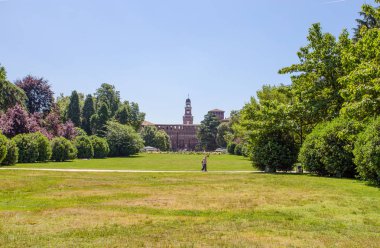 Castello Sforzesco görülen Sempione Parkı, Milano, İtalya.