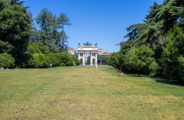 Arco della Pace görülen Sempione Parkı, Milano, İtalya.