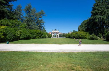 Arco della Pace görülen Sempione Parkı, Milano, İtalya.