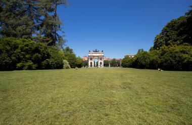  Arco della Pace görülen Sempione Parkı, Milano, İtalya.