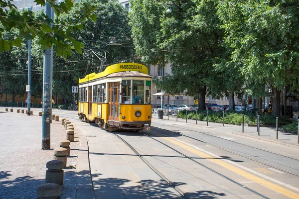Milán Itálie Června 2017 Staré Tradiční Žluté Tramvaje Miláně Itálie — Stock fotografie