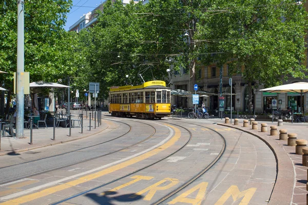 Mailand Italien Juni 2017 Die Alte Und Traditionelle Gelbe Strassenbahn — Stockfoto