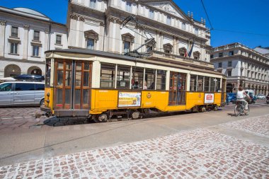 Milan, İtalya, 7 Haziran 2017 - eski ve geleneksel sarı tramvay, Milano, İtalya