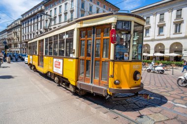 Milan, İtalya, 7 Haziran 2017 - eski ve geleneksel sarı tramvay, Milano, İtalya
