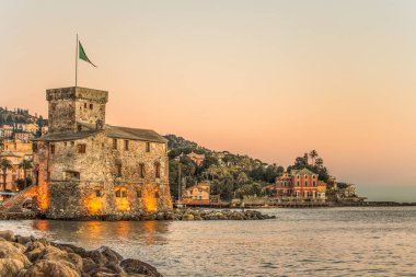 Deniz günbatımı, Rapallo, Genoa (Genova), İtalya adlı antik kale