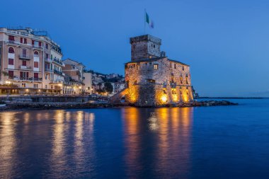 Rapallo, İtalya 30 Ocak 2015 - antik kale üzerinde deniz kenarında gece, Rapallo, Genoa (Genova), İtalya
