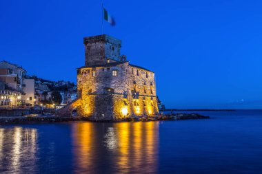 Antik kale üzerinde deniz kenarında gece, Rapallo, Genoa (Genova), İtalya