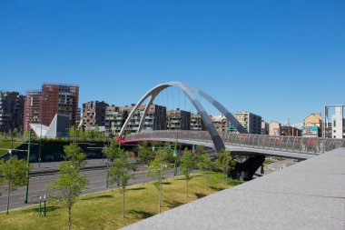 Milan, İtalya, 7 Haziran 2017 - Portello, Milan, İtalya, yeni alanında Modern köprü