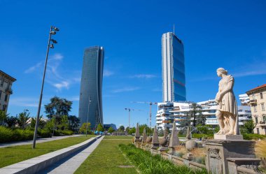 Milan, İtalya, 7 Haziran 2017 - Isozaki ve Hadid dört mevsim çeşmeden görülen Towers Giulio Cesare kare, 3 Torri, Milan, İtalya