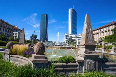 Milan, İtalya, 7 Haziran 2017 - Isozaki ve Hadid dört mevsim çeşmeden görülen Towers Giulio Cesare kare, 3 Torri, Milan, İtalya