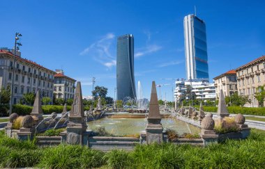Milan, İtalya, 7 Haziran 2017 - Isozaki ve Hadid dört mevsim çeşmeden görülen Towers Giulio Cesare kare, 3 Torri, Milan, İtalya