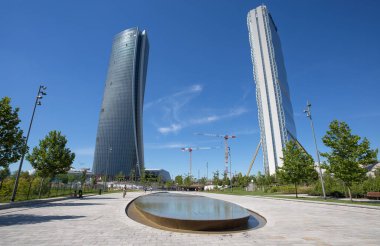 Milan, İtalya, 7 Haziran 2017 - Isozaki Kulesi ve Hadid kule hayatında