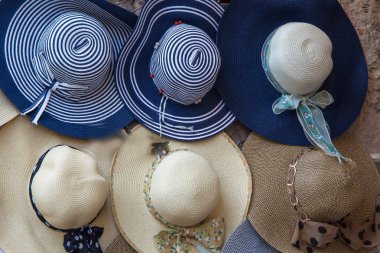 Zarif renkli kadın hasır şapka koleksiyonu, şapka bir pazarda Satılık