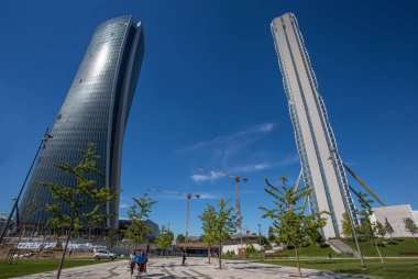 Milan, İtalya, 7 Haziran 2017 - Isozaki Kulesi ve Hadid kule hayatında