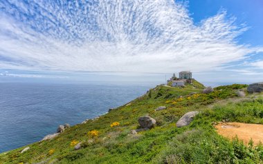 Görünümü bir bulutlu mavi gökyüzü altında deniz feneri ile Cape Finisterre, Galiçya, İspanya