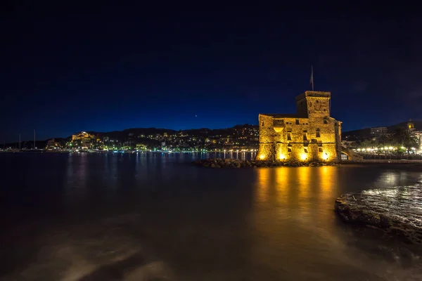 海上で夜 ラパッロ ジェノア ジェノバ イタリア古代の城 — ストック写真