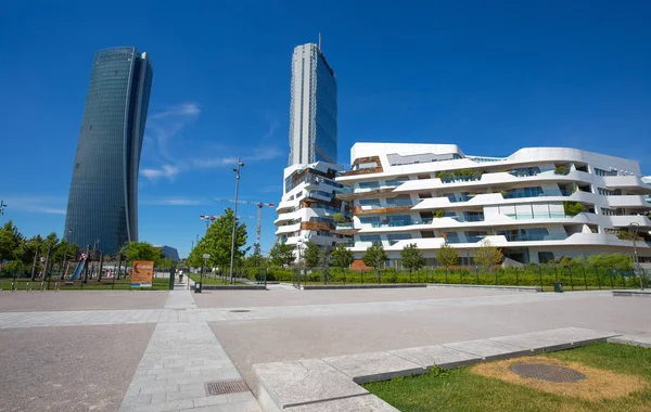 Milan, İtalya, 7 Haziran 2017 - Isozaki Kulesi ve Hadid kule hayatında