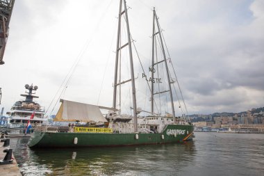 Genoa (Genova), İtalya 23 Haziran 2017 - Greenpeace Rainbow Warrior tekne demirlemiş Cenova limanda, İtalya.