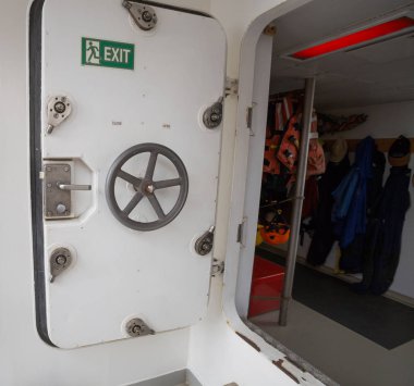 Bir geminin açık beyaz kapı