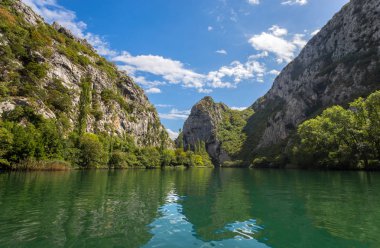 Görünüm Cetina Nehri'nin çevresinde Omis (Almissa) şehir, Dalmaçya, Hırvatistan / kanyonlar/nehir/yeşil/dağlar