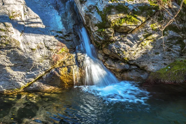 Närbild Bild Lilla Vattenfallet Vid Floden Nuvarande Solljus Lång Exponering — Stockfoto