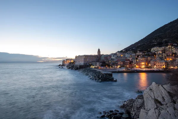 カラフルな家 ジェノヴァ ネルヴィ イタリアの海辺の村の夕日 — ストック写真