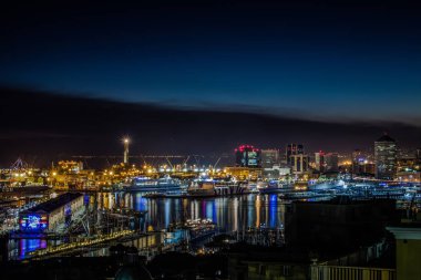Cenova, (Genova), İtalya, 27 Kasım 2017 - gece görünümü antik liman, şehir Cenova, İtalya / Cenova peyzaj / Cenova manzarası