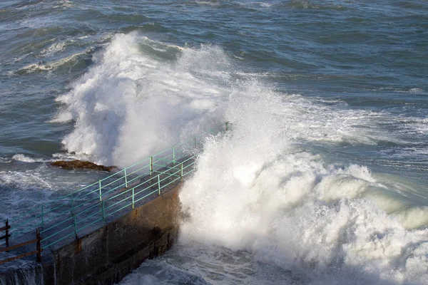 Raue Meereswellen Die Über Einen Pier Krachen Mittelmeer Ligurische Küste — Stockfoto
