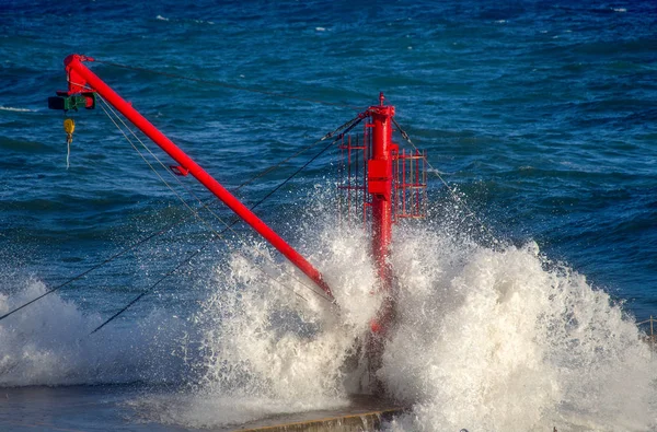 Guindaste Vermelho Cais Com Mar Agitado — Fotografia de Stock