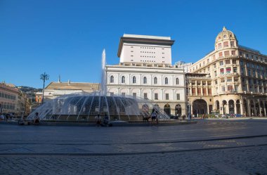 Genoa (Genova), İtalya - 6 Temmuz 2017 - Cenova, orta çeşme ile şehrin kalbinde meydanda görünümü De Ferrari.