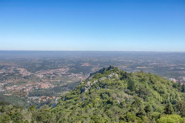 Kırlarda Sintra tepenin Ortaçağ kalesinde kalesidir. Pena Sarayı kaleden görünümü. Portekiz