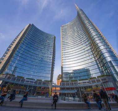 Milan, İtalya, 11 Kasım 2017 - Gae Aulentis Square, Unicredit kulede görünümünü iş alanı Garibaldi yakınındaki tren istasyonu, Milan, İtalya