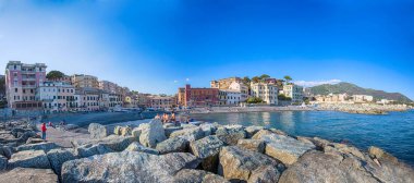 Cenova, (Genova), 29 Nisan 2017 - panoramik görünümü Vernazzola Beach, renkli Cenova, İtalya köy evleri
