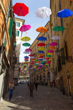 Cenova, İtalya, 16 Nisan 2018 - Cenova, İtalya'nın merkezi Galleria Mazzini yukarıda gökyüzünde çok renkli şemsiyeler.