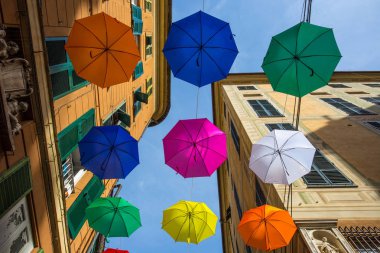 Cenova, İtalya'nın merkezi sokaklarda yukarıda gökyüzünde çok renkli şemsiyeler.