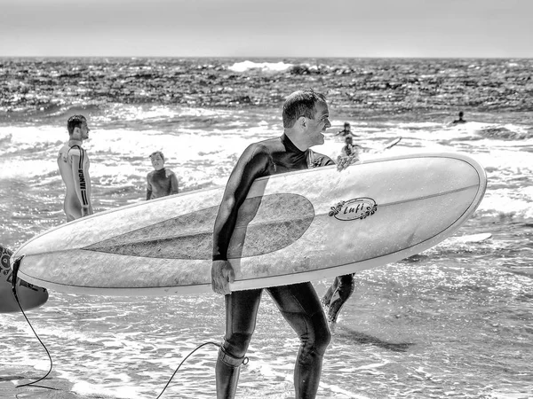 One Man Wetsuits Surfboard Sunny Day Beach — Stock Photo, Image