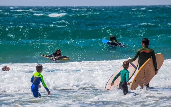 Cascais Portugal June 2016 Group Surfers Cascais Beach Sunny Day — Stock Photo, Image