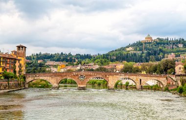 Ponte Pietra taş Köprüsü kurma Verona, İtalya Adige Nehri üzerinde. Tarihi, ünlü.
