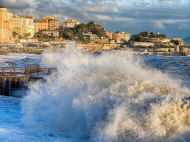 Zor bir şehir Cenova (Genova), Akdeniz, ligurian kıyısında, İtalya bir iskele üzerinde çökmesini dalgalar deniz.
