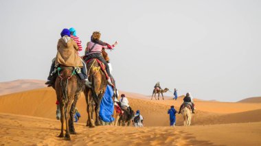 Afrika, Fas, Sahara çöl kumulları geçmekte deve karavan