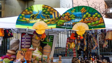 Genoa (Genova), İtalya, 25 Mart 2018 - büyük Afrika renkli fanlar piyasada satışa.