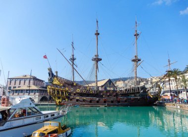 Genoa (Genova), İtalya, 25 Mart 2018 - The Galeone Neptune korsan gemisiyle Cenova Porto Antico (eski liman), İtalya.