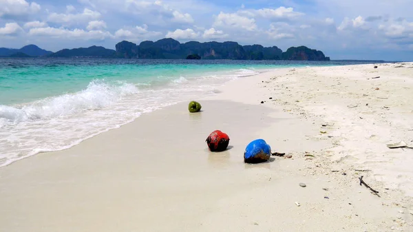 Noix Coco Colorées Sur Plage Poda Island Koh Poda Krabi — Photo