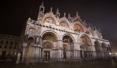 Venedik (Venezia) İtalya, 17 Ekim 2017 - Basilica San Marco Venedik, İtalya-geceleri, San Marco Meydanı'nda görünümünü