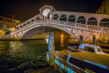 Venedik (Venezia) İtalya, 17 Ekim 2017 - görünüm Rialto Köprüsü Venedik gece, İtalya.