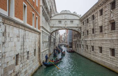 Venedik (Venezia) İtalya, 18 Ekim 2017 - görünümünü Bridge of Sighs (Ponte dei Sospiri) ile tipik gondol Venedik (Venezia), İtalya.