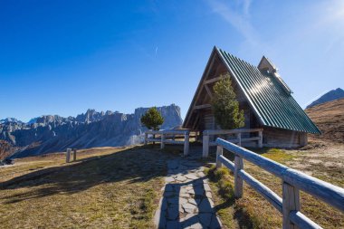 Giau pass, Colle Santa Lucia ve Selva di Cadore köyleri Cortina d'Ampezzo ile bağlanır Belluno ili 2236 metre alp Dolomites geçidinde küçük kilisede.